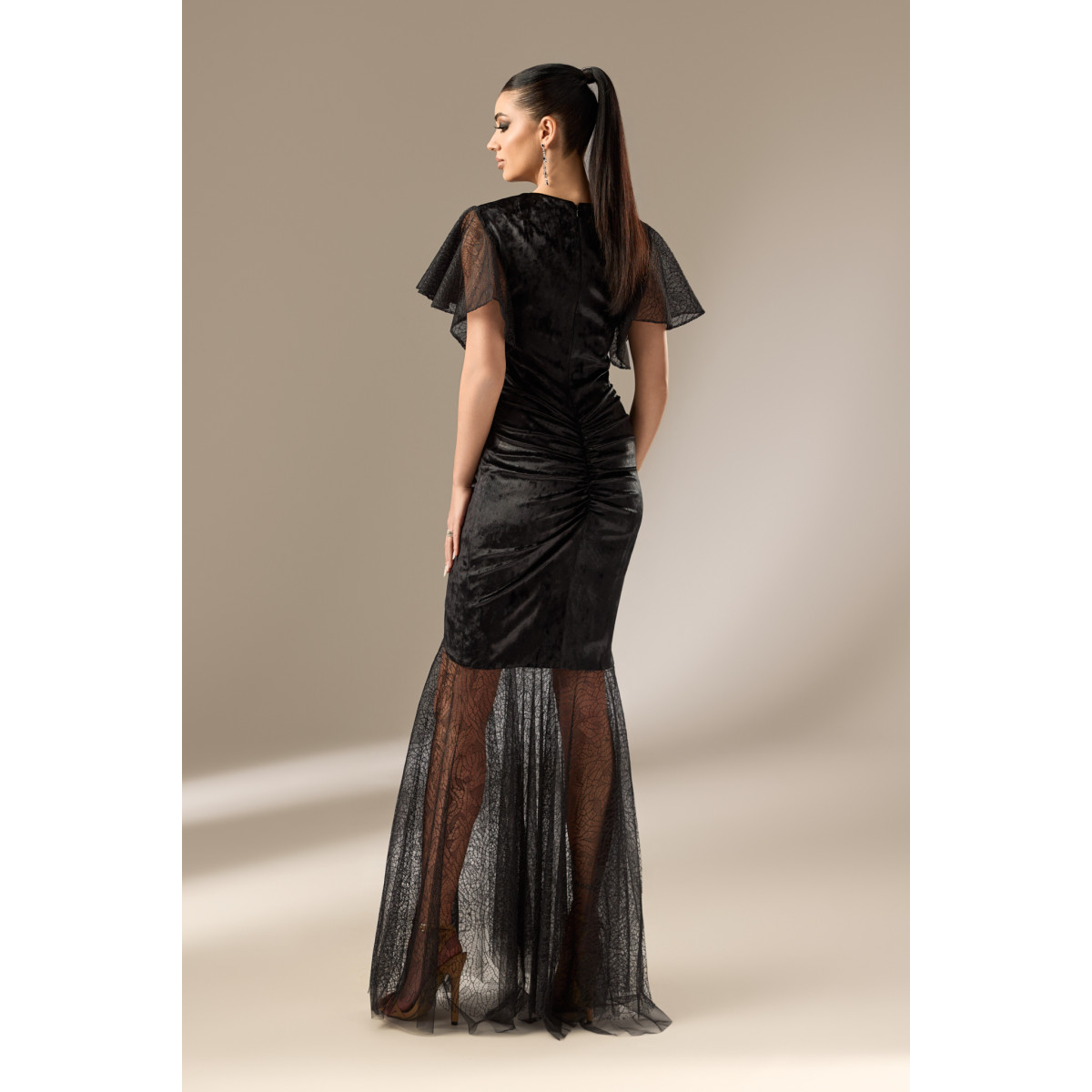 Rochie din Catifea Neagra cu Maneci Voluminoase si Insertii din Chantilly